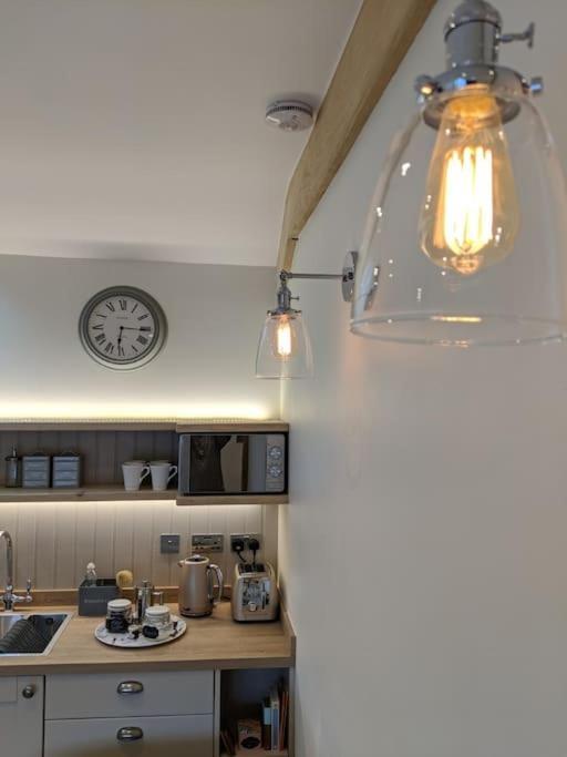 Barley - Cosy Stylish Apartment - Easy Access To Bath And Many Nearby Attractions บ็อกซ์ ภายนอก รูปภาพ